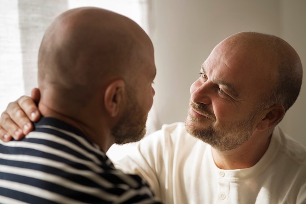 Senior mannen die romantisch zijaanzicht zijn