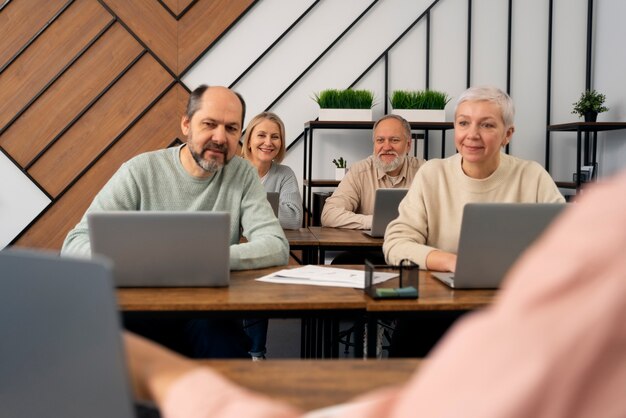 Senior mensen op school tijdens de les