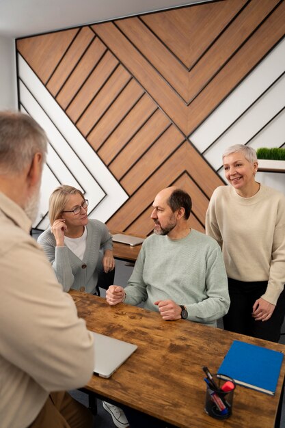 Senior mensen op school tijdens de les