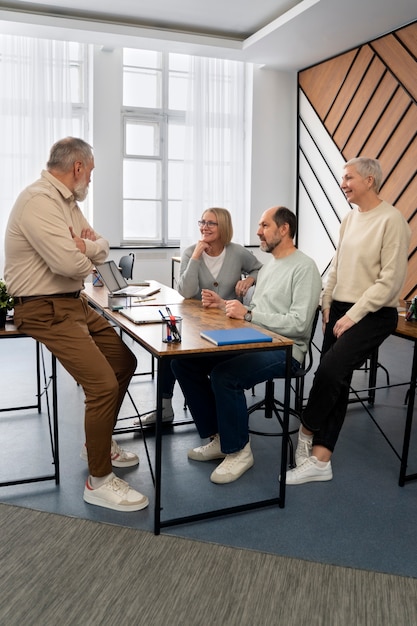 Senior mensen op school tijdens de les