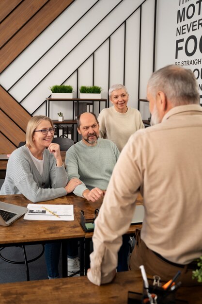 Senior mensen op school tijdens de les