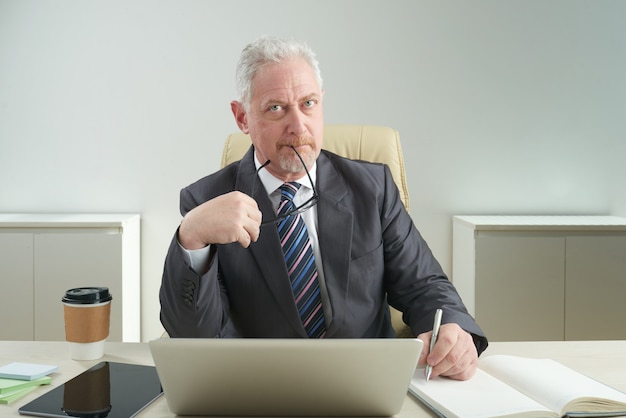 Senior ondernemer gewikkeld in werk