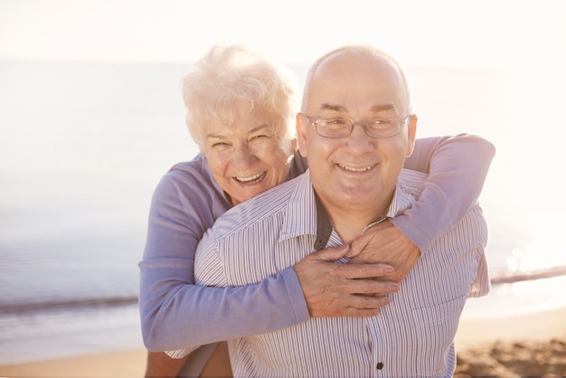 Senior paar in het strand, pensioen en zomervakantie concept