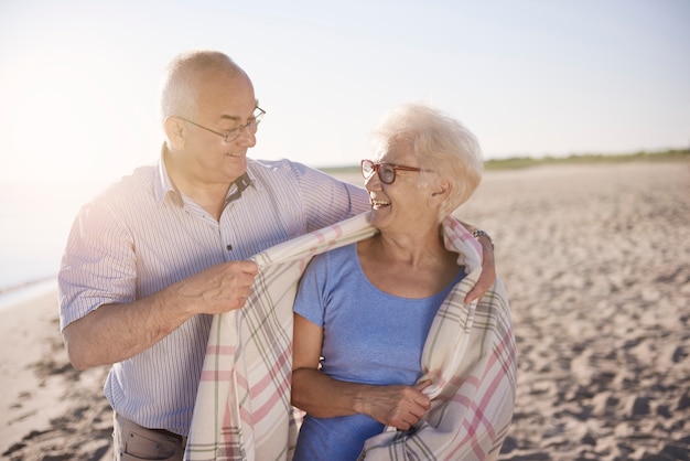 Senior paar in het strand, pensioen en zomervakantie concept