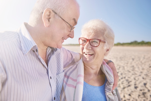 Senior paar in het strand, pensioen en zomervakantie concept