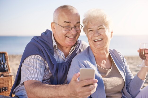 Senior paar in het strand, pensioen en zomervakantie concept