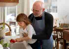 Gratis foto senior paar samen koken in de keuken