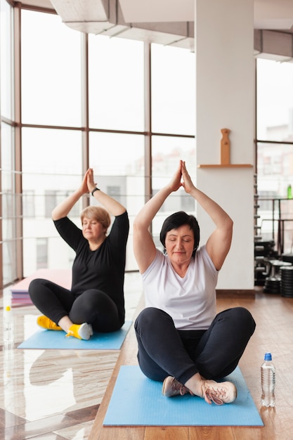 Gratis foto senior paar yoga doen