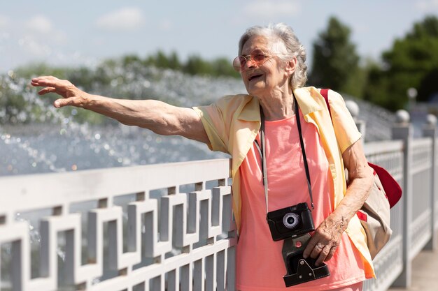 Senior reiziger met een camera