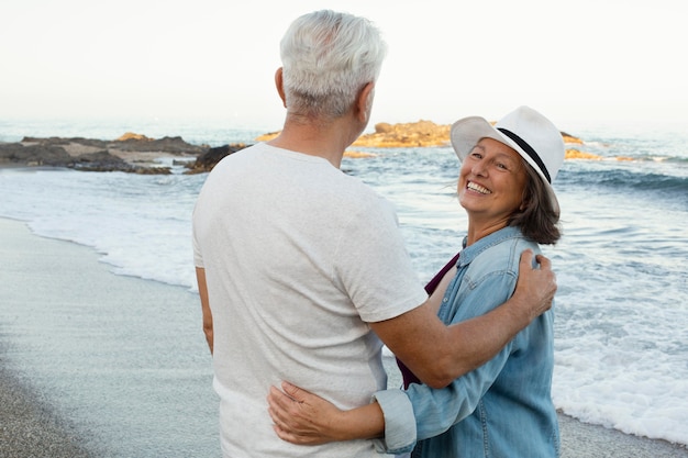 Senior verliefde paar tijd samen doorbrengen op het strand