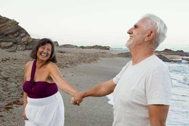 Senior verliefde paar tijd samen doorbrengen op het strand