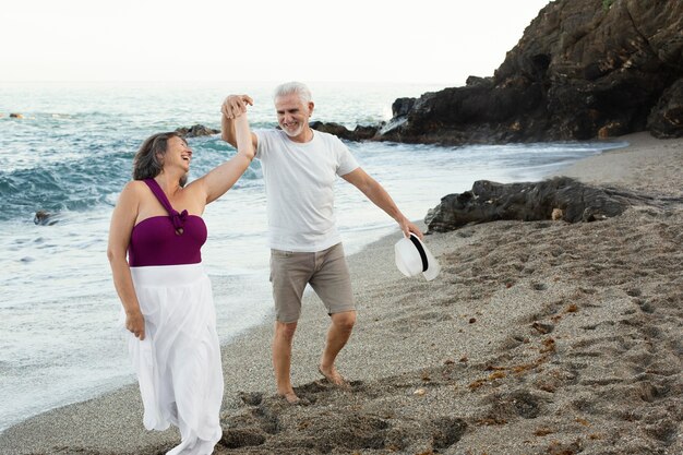 Senior verliefde paar tijd samen doorbrengen op het strand