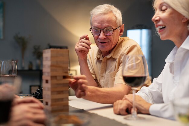 Senior vrienden die 's avonds een feestje geven