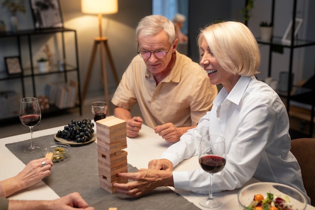 Senior vrienden die 's avonds een feestje geven