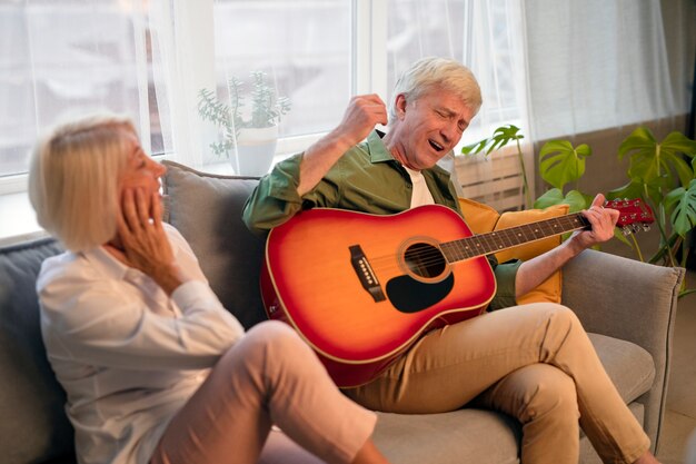 Senior vrienden die 's avonds een feestje geven