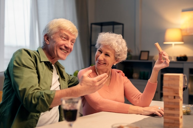 Senior vrienden die 's avonds een feestje geven