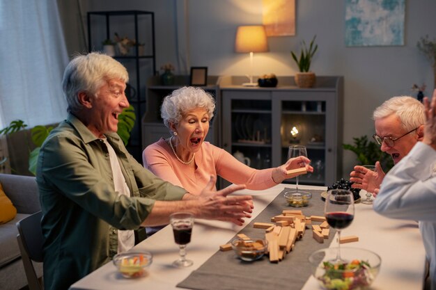 Senior vrienden die 's avonds een feestje geven