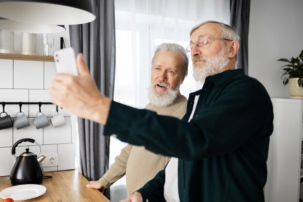 Senior vrienden die samen tijd doorbrengen