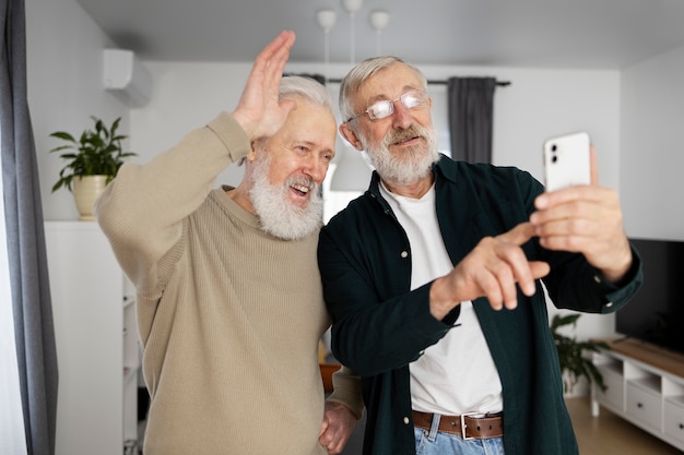 Senior vrienden die samen tijd doorbrengen