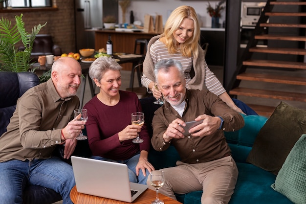 Senior vrienden hebben een geweldige tijd samen