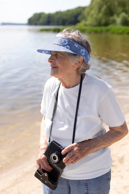 Gratis foto senior vrouw die alleen reist in de zomer