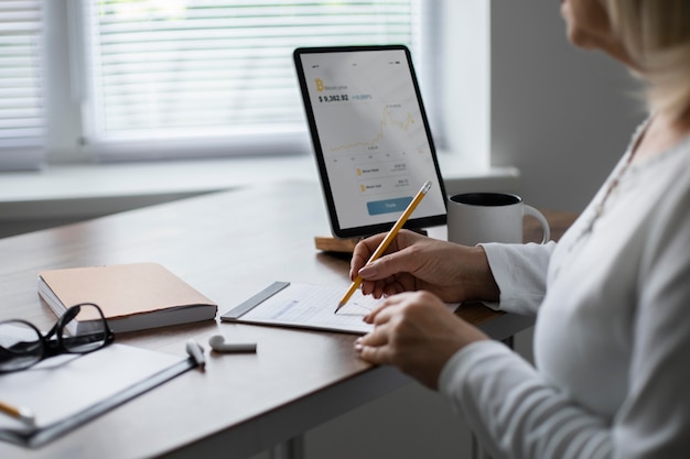 Senior vrouw die een online les volgt op haar tablet