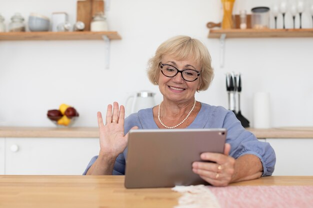 Senior vrouw die een videogesprek voert met haar familie