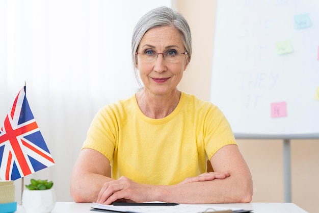 Senior vrouw die Engelse lessen geeft