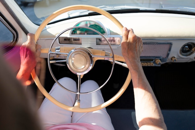 Senior vrouw die overdag met de auto reist