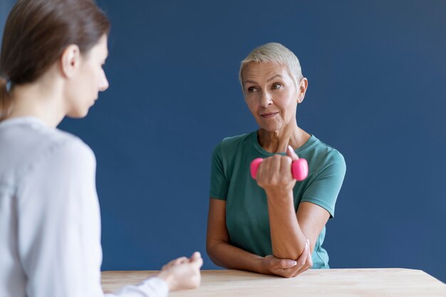 Senior vrouw doet een ergotherapiesessie met een psycholoog