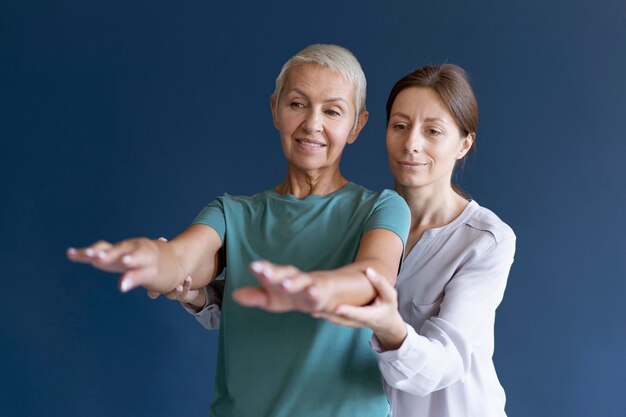 Senior vrouw doet een ergotherapiesessie met een psycholoog