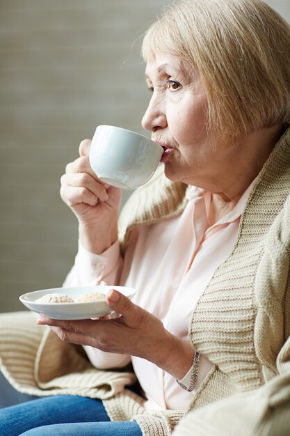 Senior vrouw koffie drinken in café