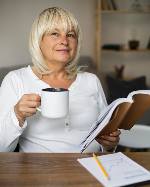 Senior vrouw leest een boek voor haar volgende les