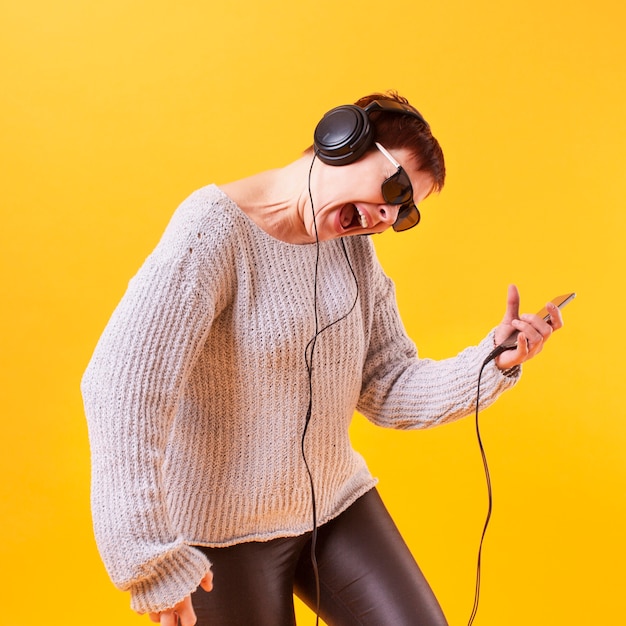 Senior vrouw luisteren rockmuziek