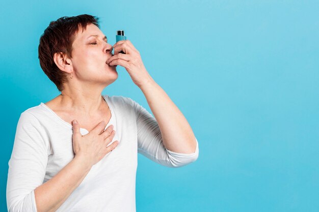 Senior vrouw met medische problemen