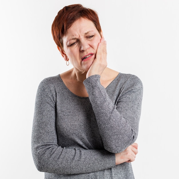 Gratis foto senior vrouw met medische problemen