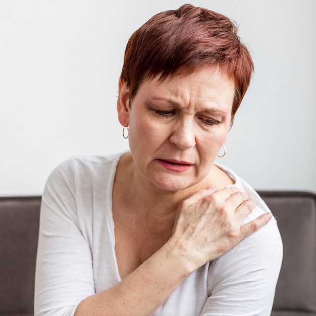 Gratis foto senior vrouw met medische problemen