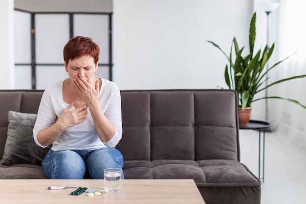 Senior vrouw met medische problemen