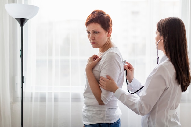 Senior vrouw met medische problemen