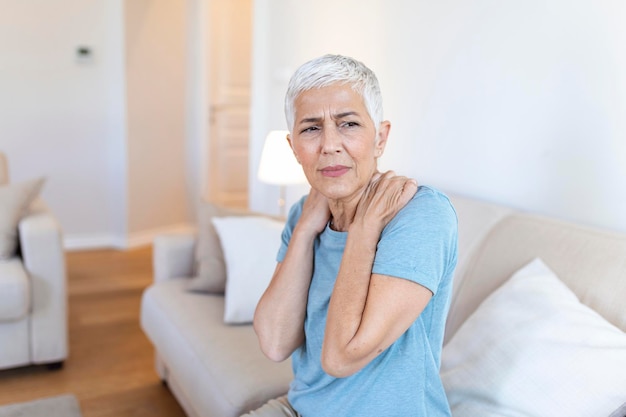 Senior vrouw met schouderpijn Oudere vrouw heeft vreselijke pijn Schouderpijn bij een bejaarde Senior dame met schouderpijn