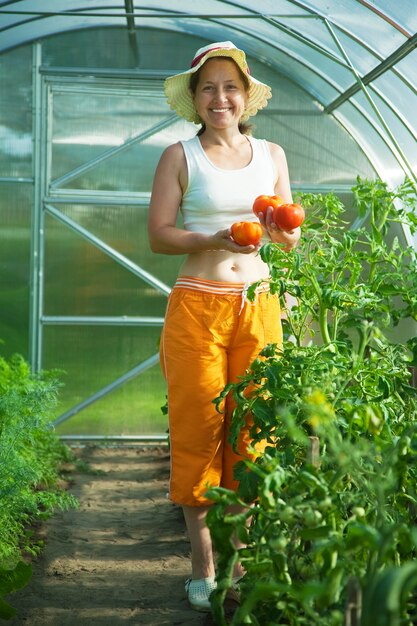 Senior vrouw met tomaat