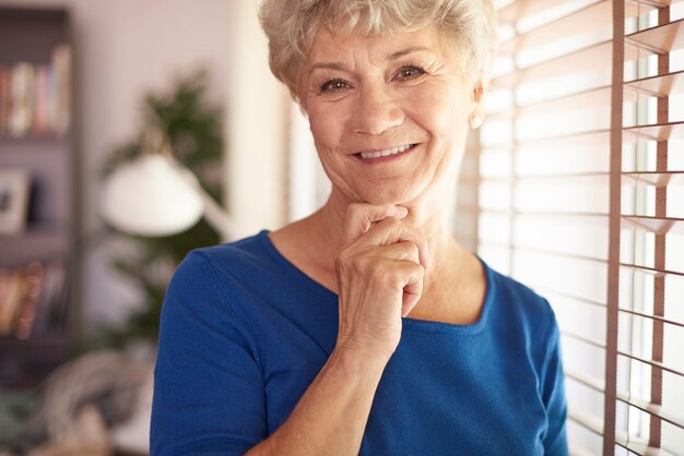 Senior vrouw naast het raam