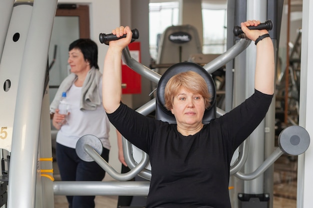 Senior vrouw op sportschool uit te werken