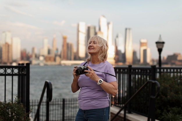 Senior vrouw reist de wereld rond