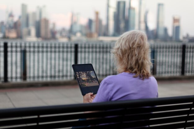 Senior vrouw reist de wereld rond