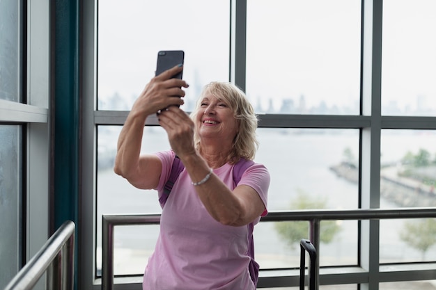 Senior vrouw reist de wereld rond