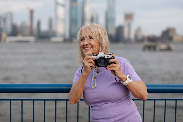 Gratis foto senior vrouw reist de wereld rond