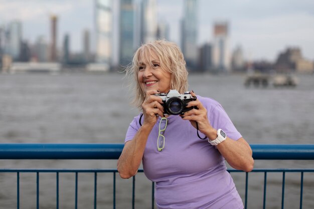 Senior vrouw reist de wereld rond