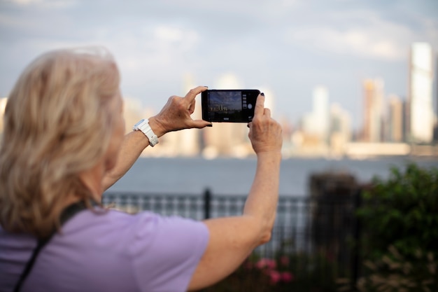 Senior vrouw reist de wereld rond