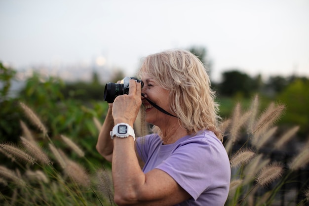 Senior vrouw reist de wereld rond